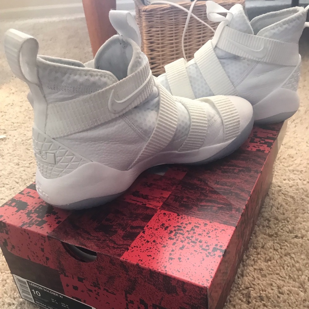 Nike LeBron Solider XI